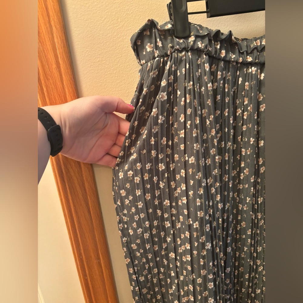 Floral Print Pleated Green Skirt - Picture 2 of 4